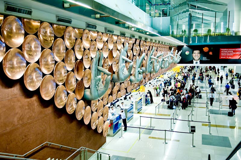 Passagiere kommen zu Abfertigungsschaltern bei Indira Gandhi International Airport lizenzfreie stockbilder Passagiere kommen zu Abfertigungsschaltern bei Indira Gandhi International Airport lizenzfreie stockbilder