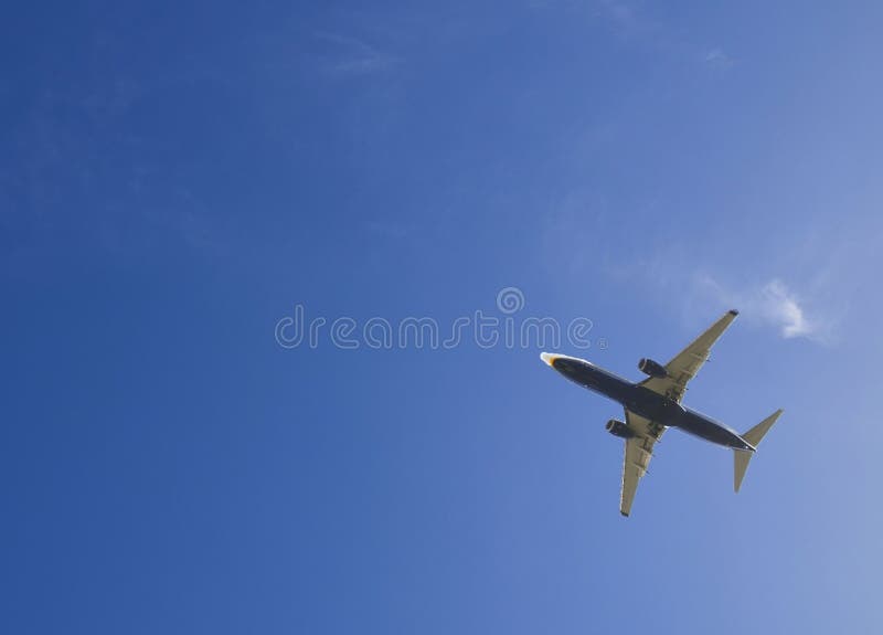 Passagierflugzeug auf blauem Himmel, weißer Wolkenuntergrund Abflug stockbild Passagierflugzeug auf blauem Himmel, weißer Wolkenuntergrund Abflug stockbild