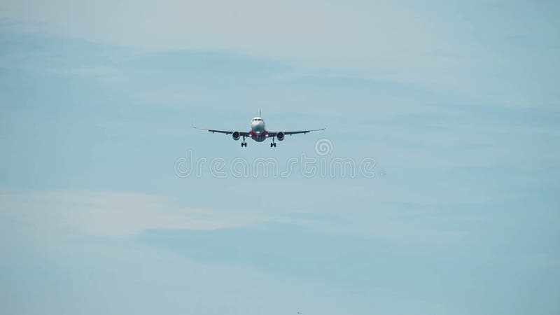 Passagierflugzeug, das einem Flughafen sich nähert stock video footage