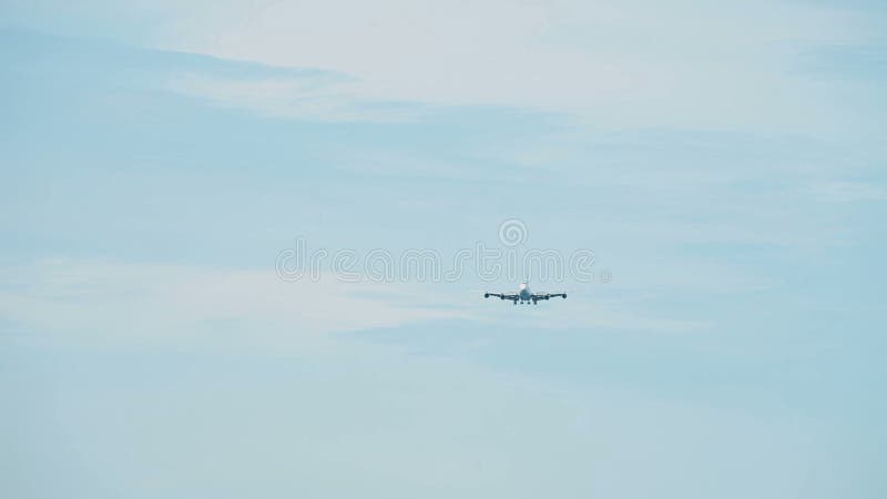 Passagierflugzeug, das einem Flughafen sich nähert stock footage