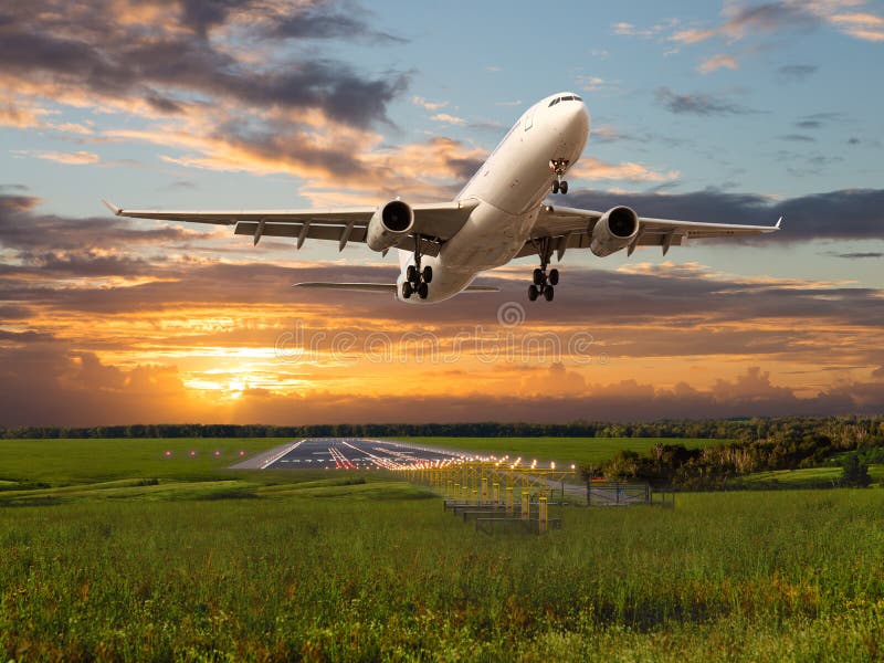 Passagierflugzeug startet von der Flughafenrollbahn lizenzfreie stockfotografie Passagierflugzeug startet von der Flughafenrollbahn lizenzfreie stockfotografie