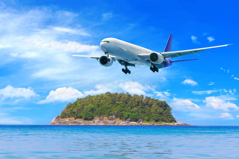 Passagierflugzeugfliegen über Tropeninsel in Phuket, Thailand Erstaunliche Ansicht von blauem Meer und von goldenem Sand lizenzfreie stockbilder Passagierflugzeugfliegen über Tropeninsel in Phuket, Thailand Erstaunliche Ansicht von blauem Meer und von goldenem Sand lizenzfreie stockbilder