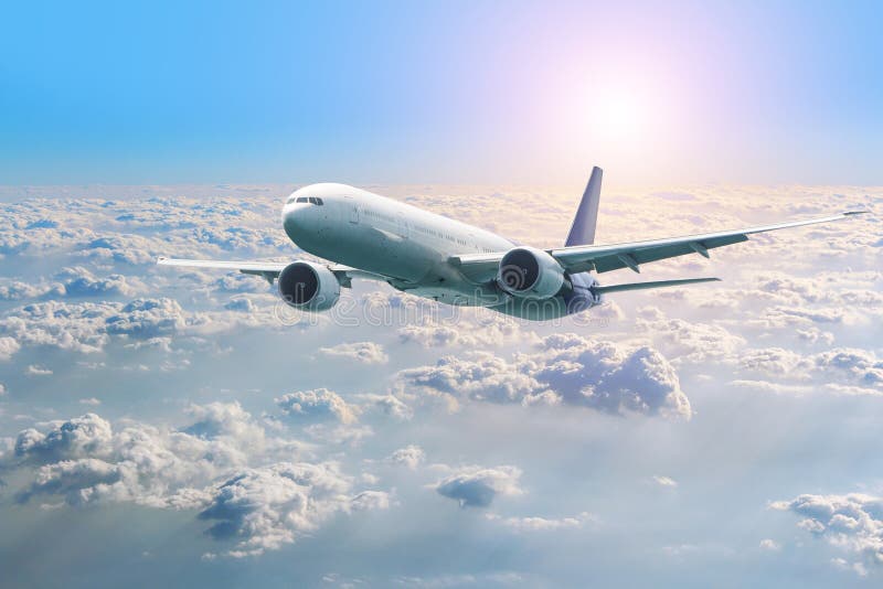 Passagierflugzeugfliegen über Wolken Ansicht von der Fensterfläche zu erstaunlichem Himmel bei dem Sonnenuntergang stockfotos Passagierflugzeugfliegen über Wolken Ansicht von der Fensterfläche zu erstaunlichem Himmel bei dem Sonnenuntergang stockfotos