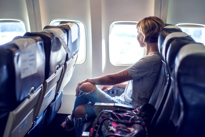 Passagierreisender, der Fenster im Flugzeug, Reise durch flig betrachtet lizenzfreie stockbilder