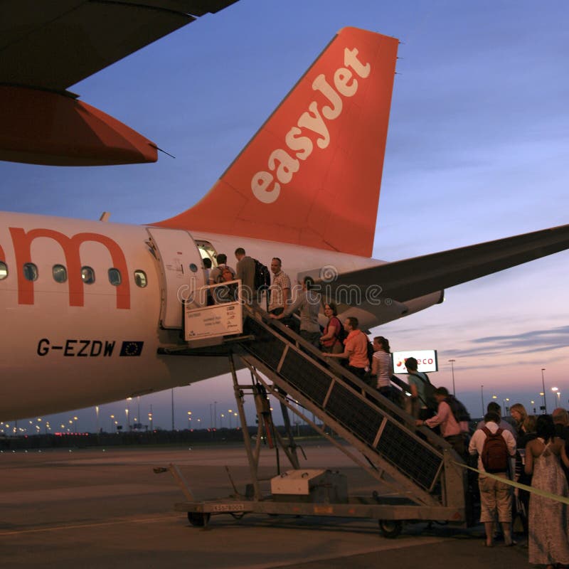 Passagiers die een EasyJet Luchtbus A319 inschepen stock fotografie Passagiers die een EasyJet Luchtbus A319 inschepen stock fotografie