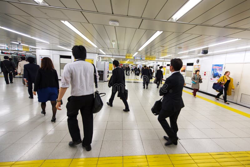Passagiers in haast bij de metropost van Tokyo stock foto's Passagiers in haast bij de metropost van Tokyo stock foto's