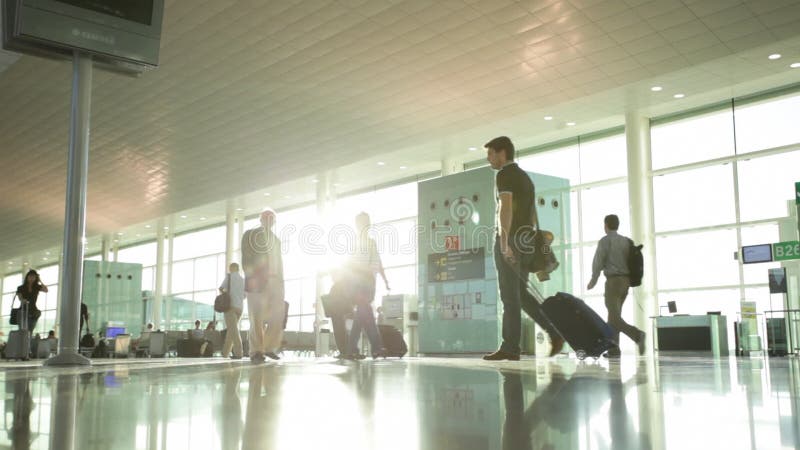 Passagiers met bagage in de luchthaven