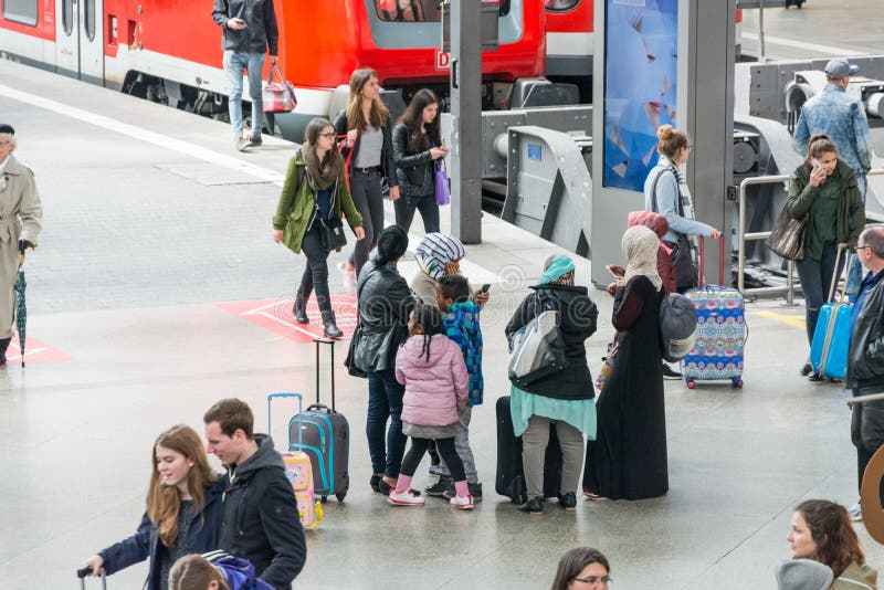 Passagiers overvol op het platform van Hauptbahnhof, belangrijkste rai stock afbeelding Passagiers overvol op het platform van Hauptbahnhof, belangrijkste rai stock afbeelding
