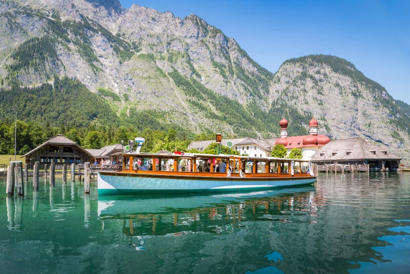 Passagiersboot op Koenigssee dichtbij Berchtesgaden, Beieren, Duitsland