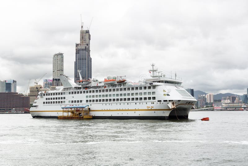 Passagierschiff, Das In Victoria-Hafen In Hong Kong Steht