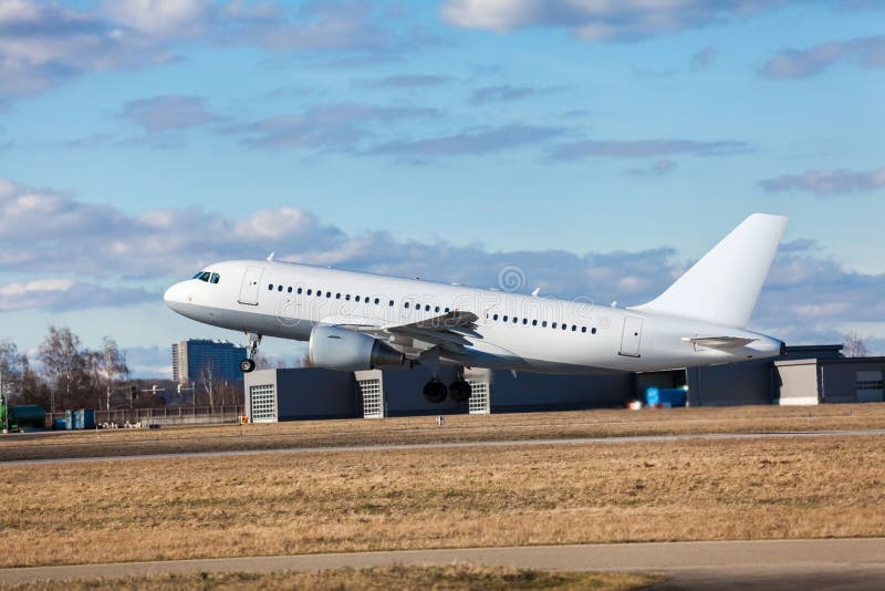 Passagierslijnvliegtuig die bij een luchthaven opstijgen royalty-vrije stock foto's Passagierslijnvliegtuig die bij een luchthaven opstijgen royalty-vrije stock foto's