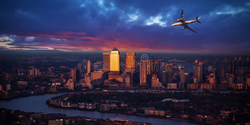Passagiersvliegtuig die boven de stad van Londen in het zonsonderganglicht vliegen royalty-vrije stock foto Passagiersvliegtuig die boven de stad van Londen in het zonsonderganglicht vliegen royalty-vrije stock foto