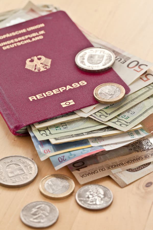 Passaporte alemão e moedas diferentes foto de stock royalty free Passaporte alemão e moedas diferentes foto de stock royalty free