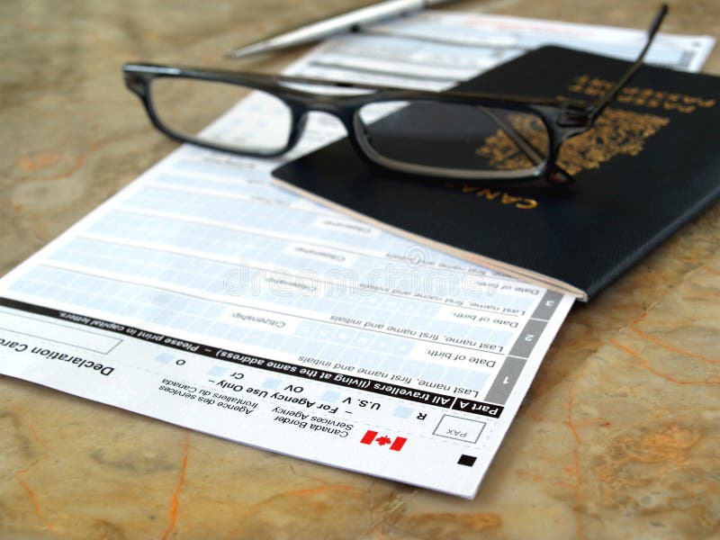 Passaporte de Canadá no cartão da declaração foto de stock Passaporte de Canadá no cartão da declaração foto de stock