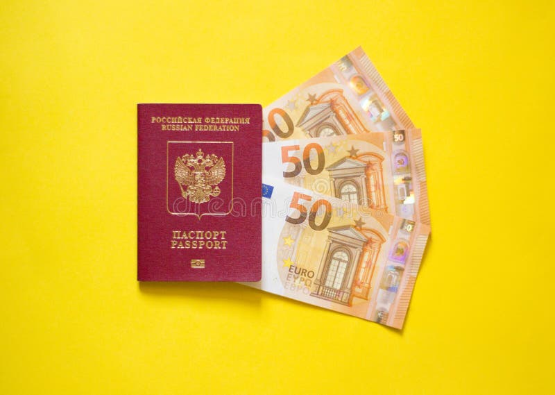 Passaporte do russo com euro no fundo amarelo fotos de stock royalty free Passaporte do russo com euro no fundo amarelo fotos de stock royalty free