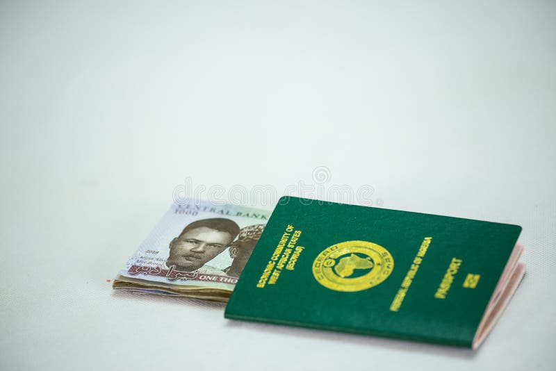 Passaporte internacional de Ecowas Nigéria com 1000 notas da moeda do naira imagem de stock Passaporte internacional de Ecowas Nigéria com 1000 notas da moeda do naira imagem de stock