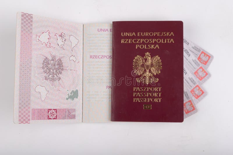 Passaporte polonês e cartão da identificação em uma tabela branca Documentos pessoais de um país europeu