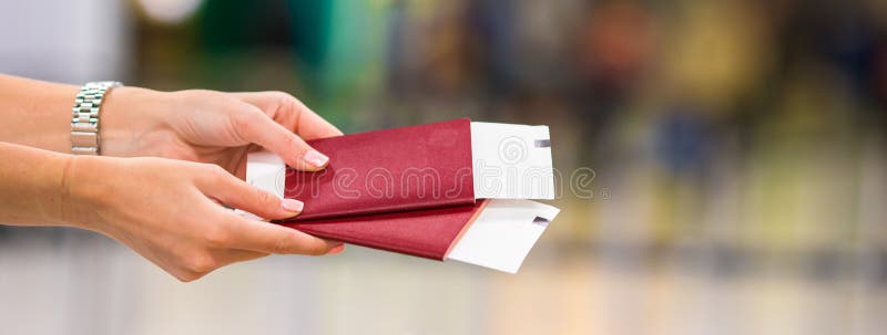 Close-up de passaportes e cartão de embarque no aeroporto fotografia de stock royalty free