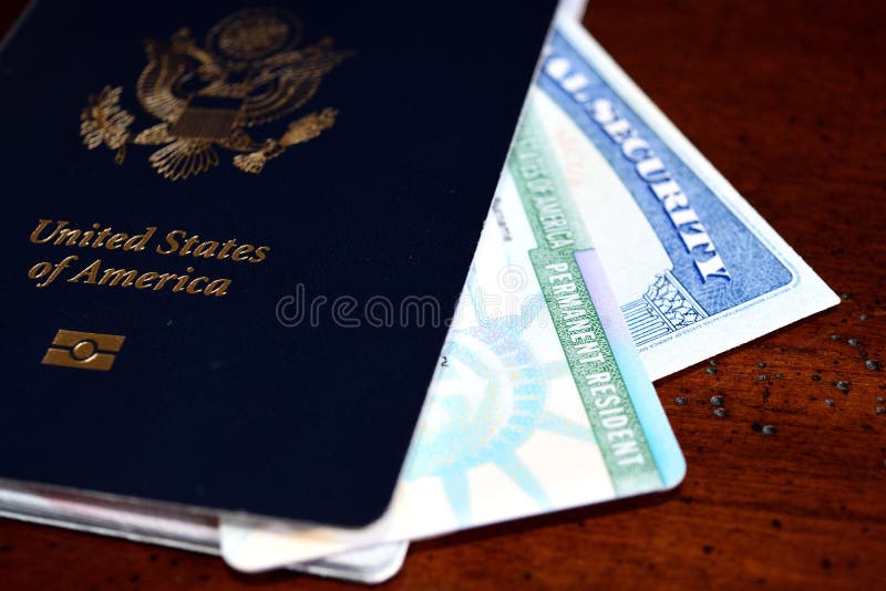 Passaporto americano, carta del residente permanente e carta del numero della previdenza sociale fotografia stock libera da diritti Passaporto americano, carta del residente permanente e carta del numero della previdenza sociale fotografia stock libera da diritti