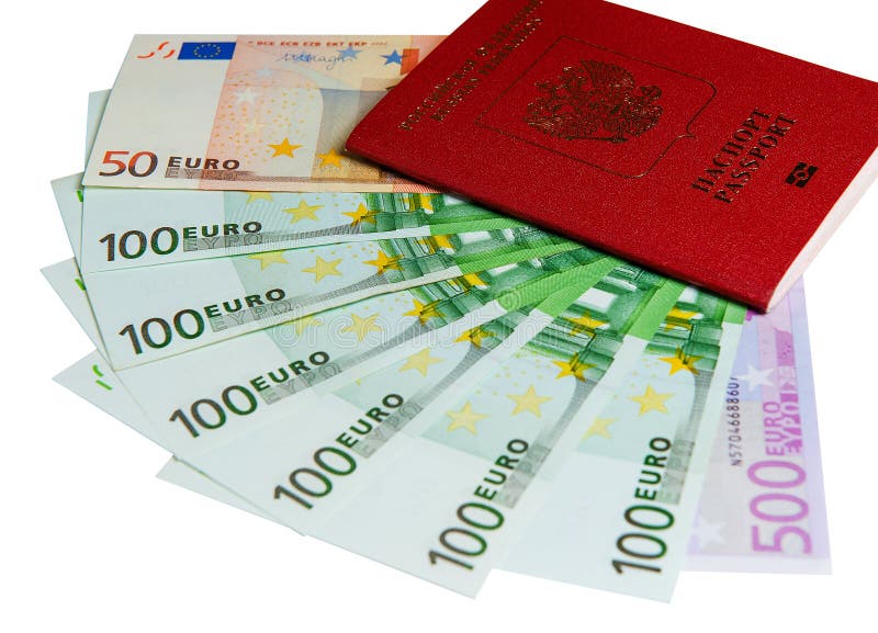 Passaporto e soldi Concetto di spese di viaggio uncropped su fondo bianco fotografia stock libera da diritti Passaporto e soldi Concetto di spese di viaggio uncropped su fondo bianco fotografia stock libera da diritti
