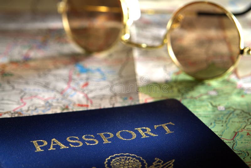 Passaporto, programma ed occhiali da sole fotografie stock Passaporto, programma ed occhiali da sole fotografie stock