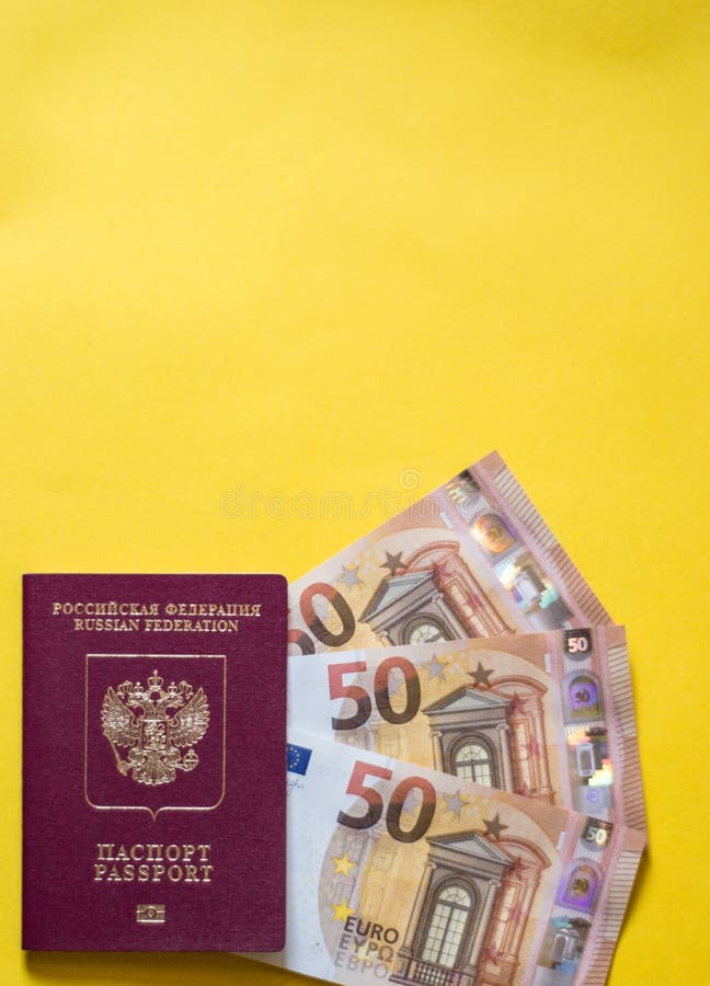 Passaporto russo con l'euro su fondo giallo immagine stock Passaporto russo con l'euro su fondo giallo immagine stock
