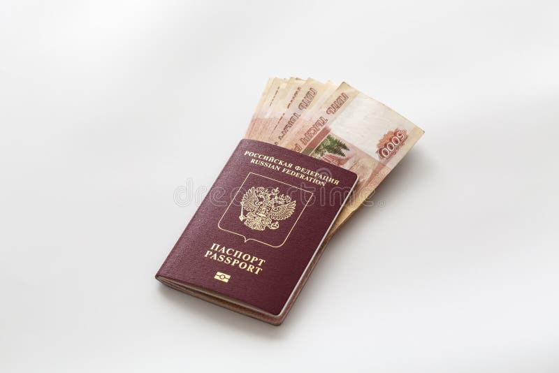 Passaporto russo e un pacchetto di cinque millesime banconote della rublo Copertura straniera del passaporto in rosso e soldi rus immagine stock libera da diritti Passaporto russo e un pacchetto di cinque millesime banconote della rublo Copertura straniera del passaporto in rosso e soldi rus immagine stock libera da diritti