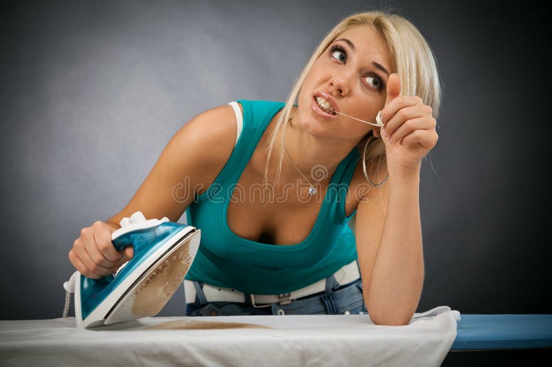 Passar furado da jovem mulher fotografia de stock