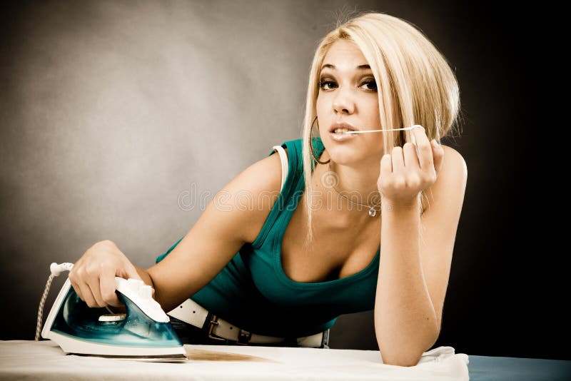 Passar furado da jovem mulher imagem de stock royalty free