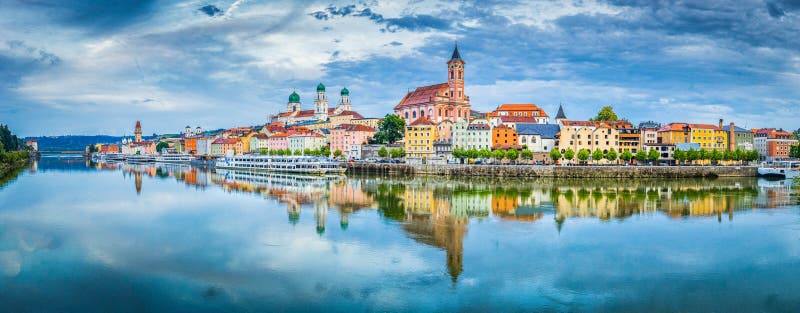 Passau city panorama med Donau flod vid sunset bavaria germany arkivbild