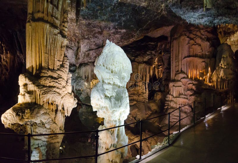 Passe para turistas com estalactites e estalagmites grandes na caverna de Postojna, Eslovênia, Europa imagens de stock Passe para turistas com estalactites e estalagmites grandes na caverna de Postojna, Eslovênia, Europa imagens de stock