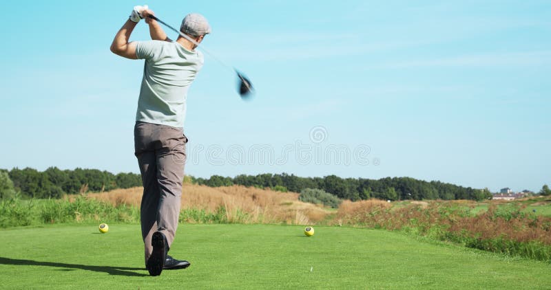 Passe-temps de luxe. Jeune joueur de golf jouer au cours extérieur qui frappe la balle