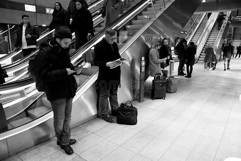 PASSEGERS PER IL TRENO ASPETTANTE DELLA METROPOLITANA fotografia stock PASSEGERS PER IL TRENO ASPETTANTE DELLA METROPOLITANA fotografia stock