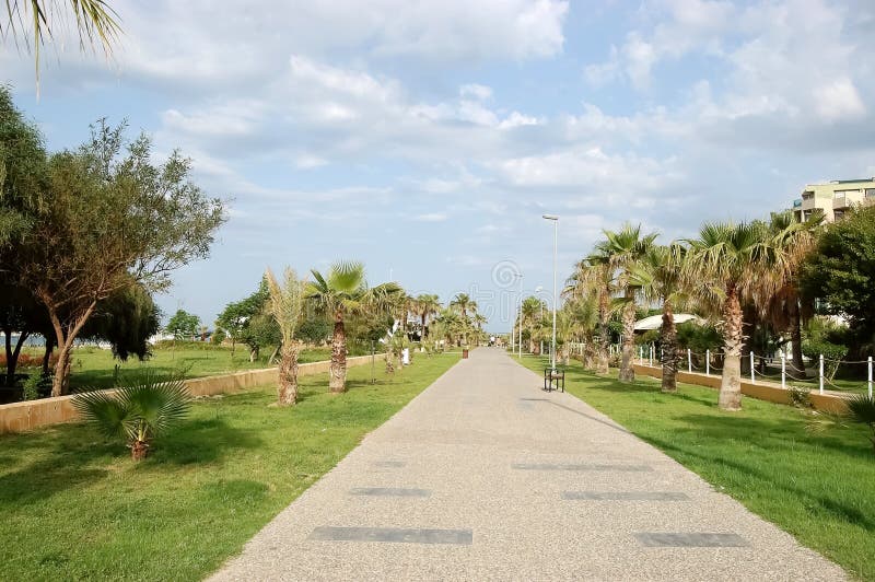 Passeggi lungo la spiaggia nella località di soggiorno turca del lato immagine stock libera da diritti Passeggi lungo la spiaggia nella località di soggiorno turca del lato immagine stock libera da diritti