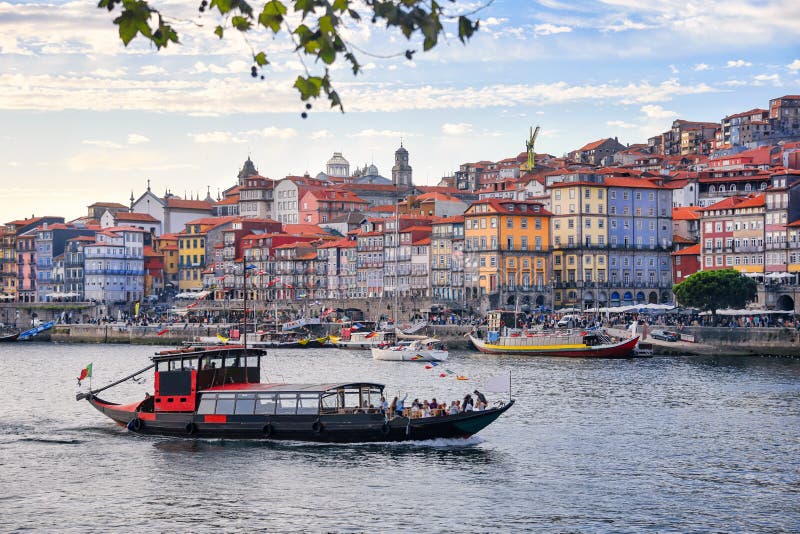 Passeggiata aerea della vecchia città di Porto ribeira con case colorate facciate tradizionali case multicolori con fotografie stock libere da diritti