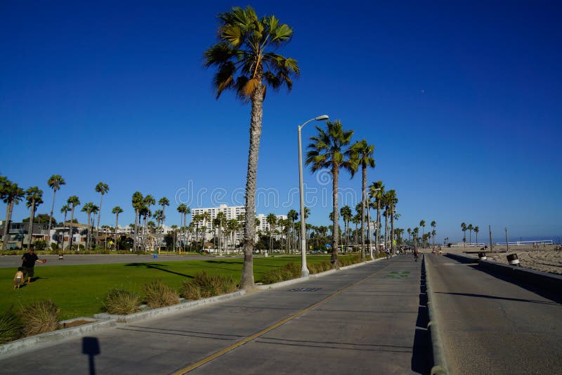 Passeggiata della spiaggia fra la spiaggia di Santa Monica e la spiaggia di Venezia immagine stock libera da diritti Passeggiata della spiaggia fra la spiaggia di Santa Monica e la spiaggia di Venezia immagine stock libera da diritti