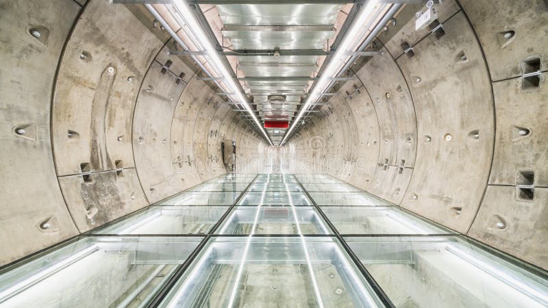 Passeggiata in galleria della metropolitana senza persone Trasporti pubblici, edilizia, ingegneria civile, vita cittadina o futur fotografie stock Passeggiata in galleria della metropolitana senza persone Trasporti pubblici, edilizia, ingegneria civile, vita cittadina o futur fotografie stock