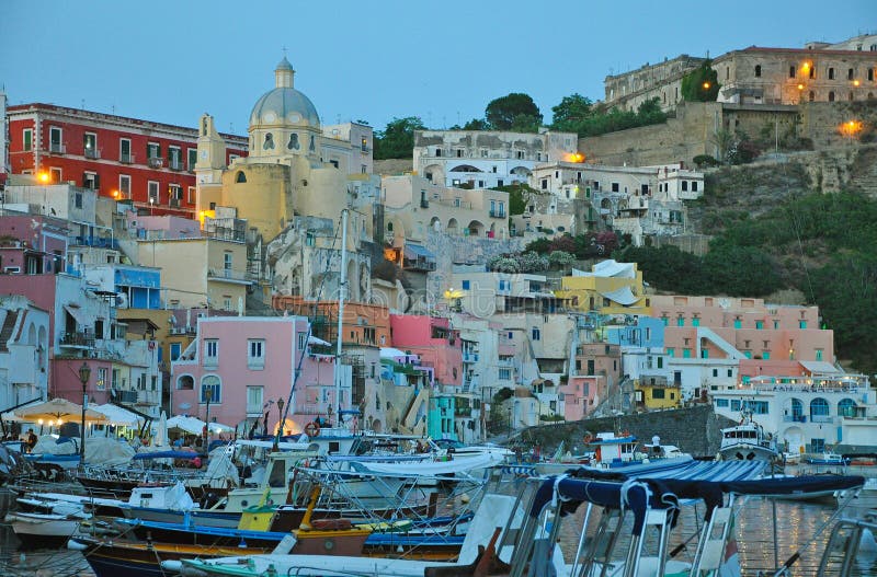 Passeggiata scenica sull'isola di Procida nella sera fotografia stock Passeggiata scenica sull'isola di Procida nella sera fotografia stock