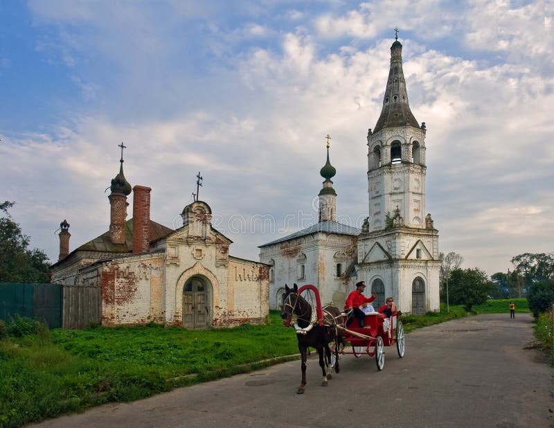 Passeio através da cidade velha de Suzdal Província do russo A beleza da cidade velha fotos de stock