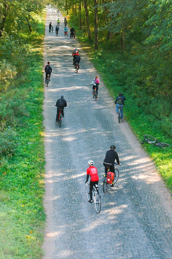 Passeio da bicicleta, grupo amador dos ciclistas imagem de stock royalty free Passeio da bicicleta, grupo amador dos ciclistas imagem de stock royalty free