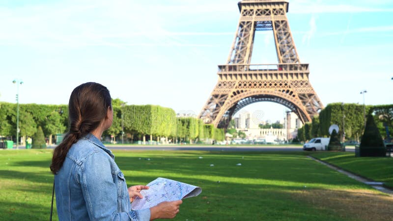 Passeio Eiffel sobre o rio Seine