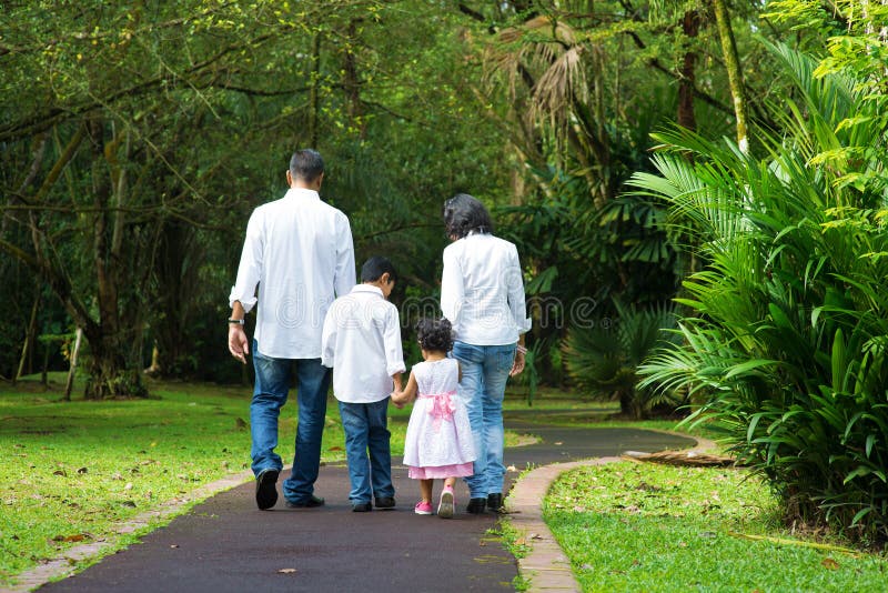 Passeio indiano feliz da família exterior foto de stock Passeio indiano feliz da família exterior foto de stock