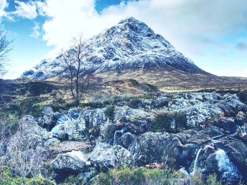 Passeio na montanha do inverno ANSR em Glencoe, t de Buachaille Etive ele montanhas de Escócia foto de stock royalty free Passeio na montanha do inverno ANSR em Glencoe, t de Buachaille Etive ele montanhas de Escócia foto de stock royalty free