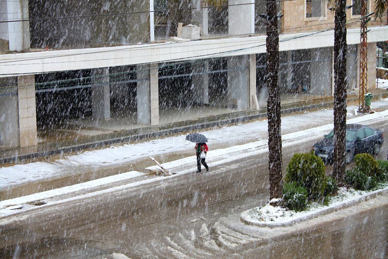 Caminhar Debaixo da Neve a Cair foto de stock