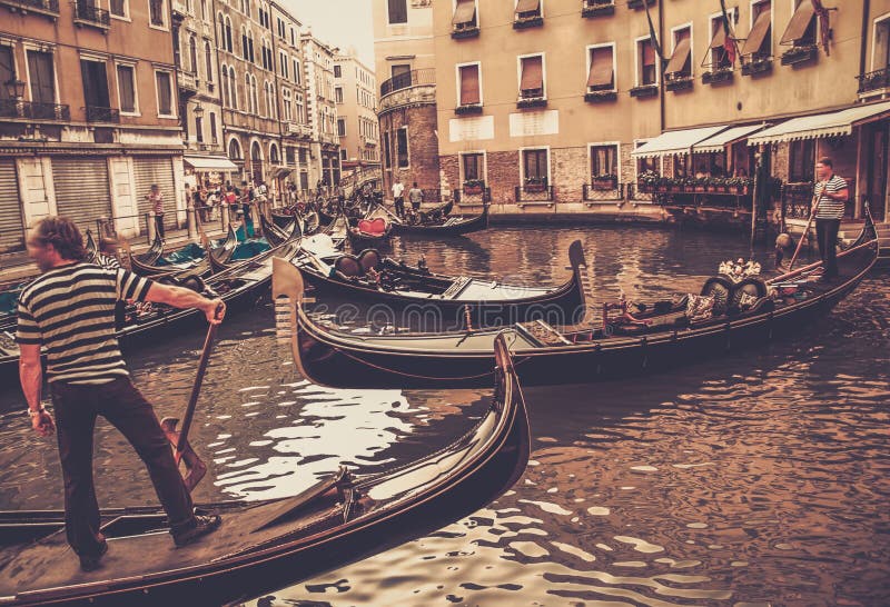 Passeio tradicional da gôndola de Veneza imagem de stock