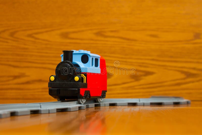 Trem De Brinquedo Com Fumaça Movendo-se No Modelo Ferroviário. Foto de  Stock - Imagem de frete, preto: 253724298