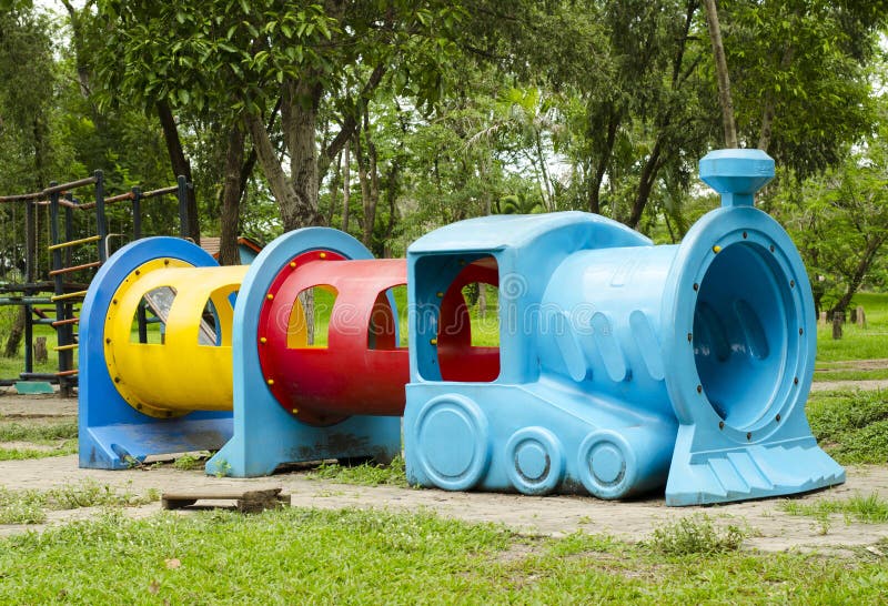 Jogo De Trem Para Crianças No Parque, Ao Ar Livre - Meninos E Meninas, Joga  Um Jogo De Trem Segurando O Ombro Da Frente Foto de Stock - Imagem de  cinco, menino: 167155592