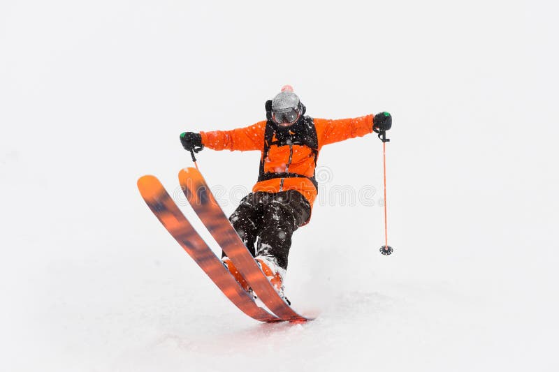Passeios profissionais do atleta do esquiador fora da neve profunda ao executar um truque de esqui em uma tempestade de neve A es fotografia de stock royalty free Passeios profissionais do atleta do esquiador fora da neve profunda ao executar um truque de esqui em uma tempestade de neve A es fotografia de stock royalty free