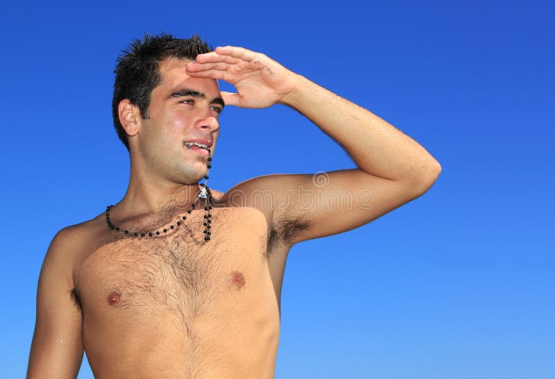 Passender Mann, der in einem Strand aufwirft stockfotografie Passender Mann, der in einem Strand aufwirft stockfotografie