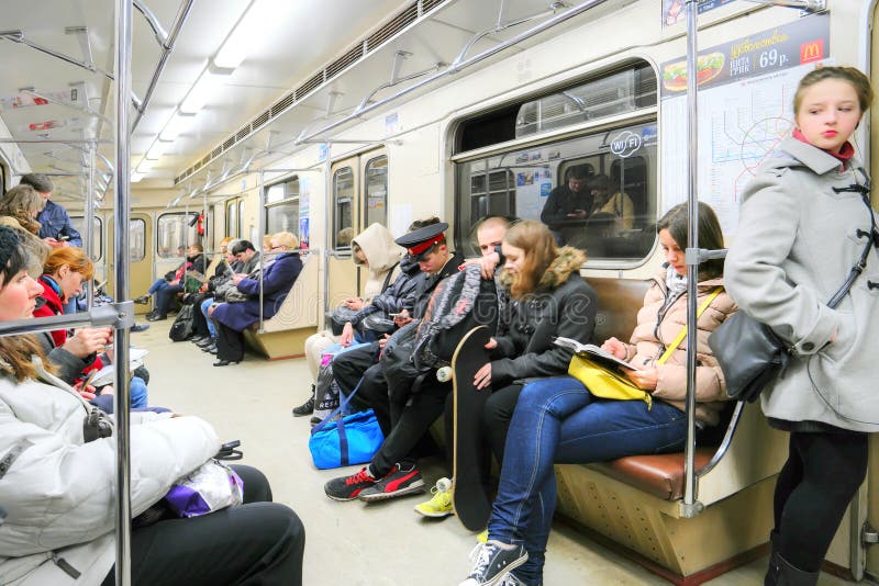 Пассажиры россия отзывы. Салон поезда в летней одежде люди одеты салон поезда пассажиры. Вся жизнь метро и мы в нем пассажиры картинка.